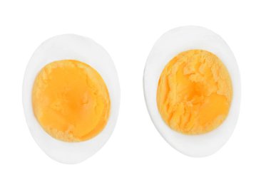 Beyaz arka plan üzerinde izole yarı haşlanmış yumurta. Üstten Görünüm.