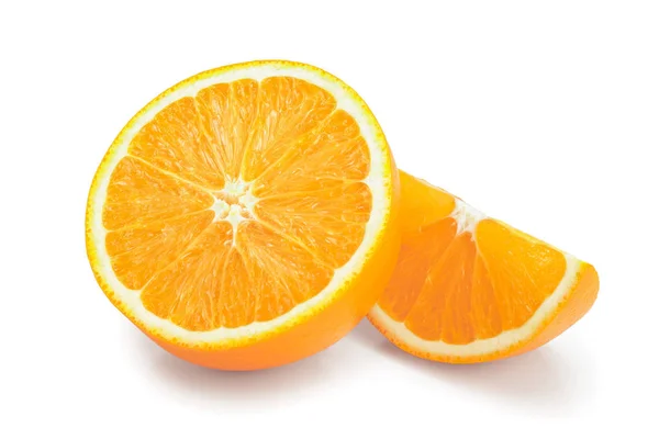 Rebanada de fruta naranja aislada sobre fondo blanco — Foto de Stock