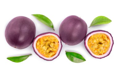 tutku meyve ve bir buçuk ile izole üzerinde beyaz arka plan var. İzole maracuya. Üstten görünüm. Düz yatıyordu