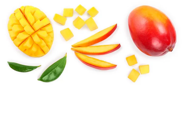 Mango fruta y la mitad con rebanadas aisladas sobre fondo blanco con espacio de copia para su texto. Conjunto o colección. Vista superior. Puesta plana —  Fotos de Stock