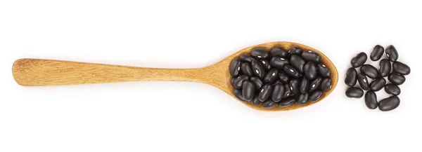 Frijol negro en cuchara de madera aislada sobre fondo blanco. Vista superior. Puesta plana — Foto de Stock