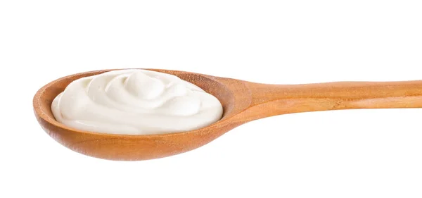 Crema agria en cuchara de madera aislada sobre fondo blanco —  Fotos de Stock