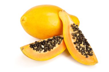 beyaz bir arka plan üzerinde izole olgun kesme papaya