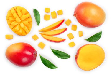 Mango meyve ve yarım dilimleri beyaz arka planda izole ile. Üst görünüm. Düz yatma