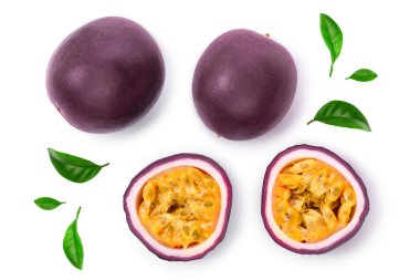 İki tüm tutku meyve ve beyaz arka plan üzerinde izole yarım. İzole maracuya. Üstten görünüm. Düz yatıyordu