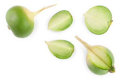 Yeşil turp kopya alanı metniniz için beyaz zemin üzerine izole dilimleri ile. Üstten Görünüm. Düz yatıyordu