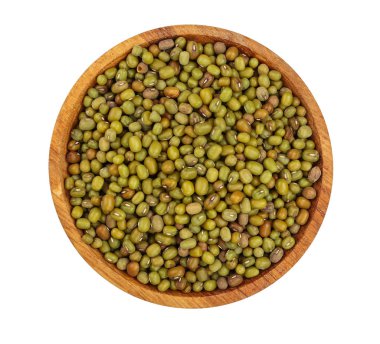 Beyaz arka planda izole ahşap bir kase Mung fasulye. Üst görünüm