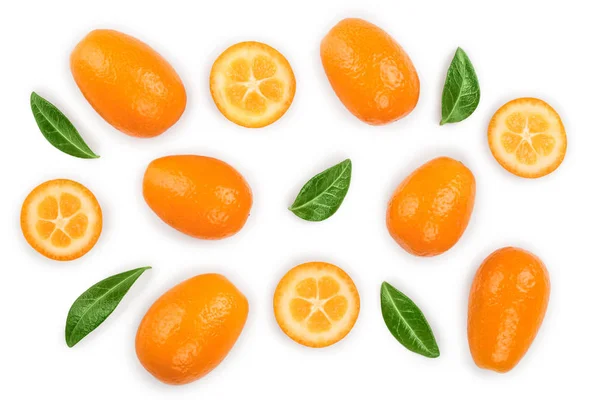 Cumquat o kumquat con medio aislado sobre fondo blanco. Vista superior. Puesta plana — Foto de Stock