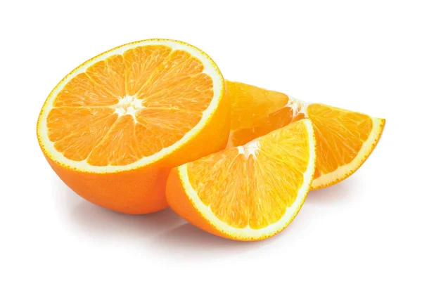 Rebanada de fruta naranja aislada sobre fondo blanco — Foto de Stock