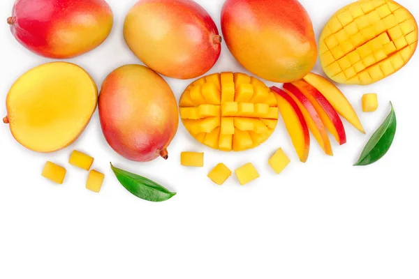 Mangofrüchte und die Hälfte mit Scheiben isoliert auf weißem Hintergrund mit Kopierraum für Ihren Text. Ansicht von oben. flache Lage — Stockfoto