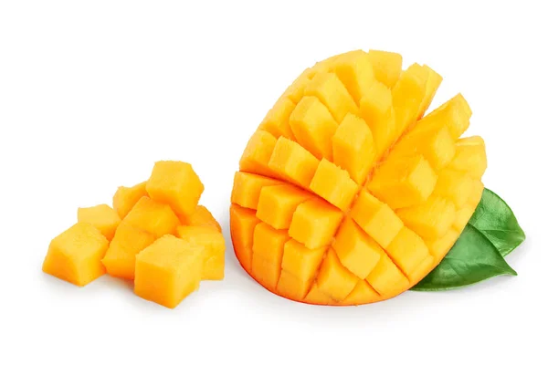 Mango-Frucht-Hälfte mit Blättern und Scheiben isoliert auf weißem Hintergrund Nahaufnahme — Stockfoto