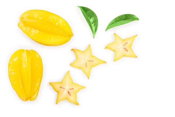 Carambola или звезда фрукты изолированы на белом фоне с копированием пространства для текста. Вид сверху. Плоский лежал — стоковое фото