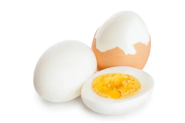 Gekookt ei en de andere helft geïsoleerd op witte achtergrond — Stockfoto