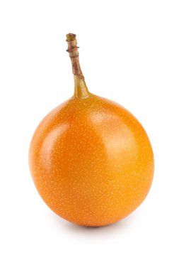 Granadilla ya da sarı çarkıfelek meyvesi beyaz arka planda izole