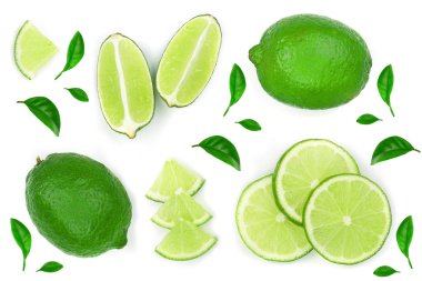 Beyaz arka plan üzerinde izole yaprakları ile dilimlenmiş limon. Üstten görünüm. Düz yatıyordu desen