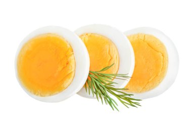 haşlanmış yumurta dilim beyaz arka plan üzerinde izole