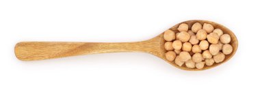 Tahta kaşık beyaz arka plan üzerinde izole ham organik nohut kuru. Üstten Görünüm