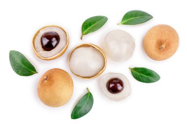 Taze longan meyve ile izole üzerinde beyaz arka plan bırakır. Üstten görünüm. Düz yatıyordu
