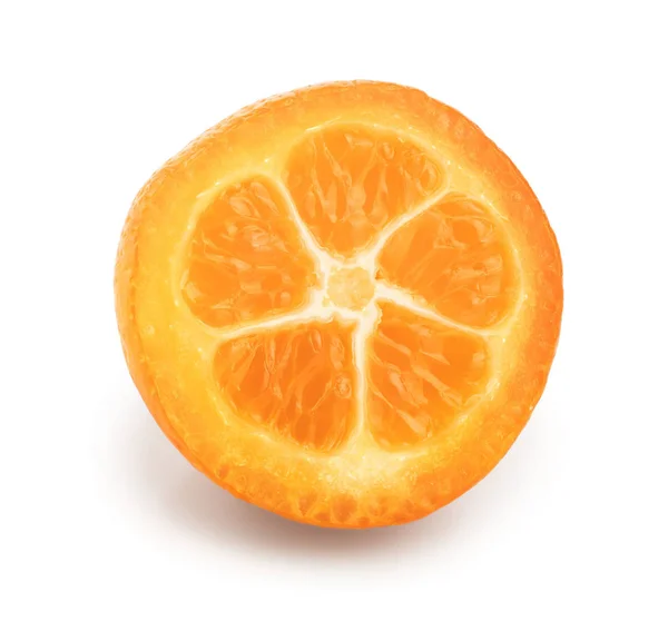 Cumquat ou kumquat metade isolado sobre fundo branco — Fotografia de Stock