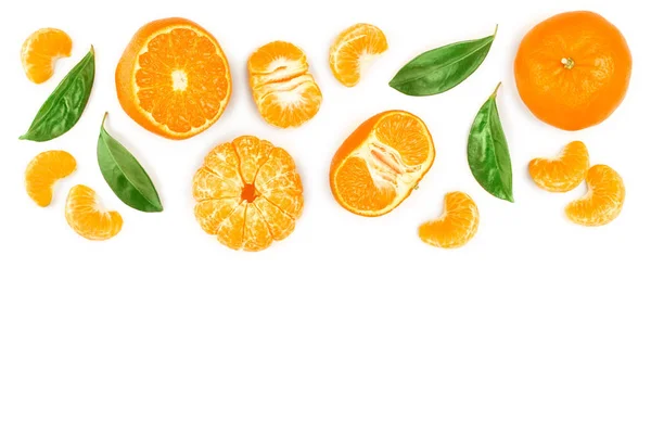 Mandarine oder Mandarine mit isolierten Blättern auf weißem Hintergrund mit Kopierraum für Ihren Text. Ansicht von oben. flache Lage — Stockfoto