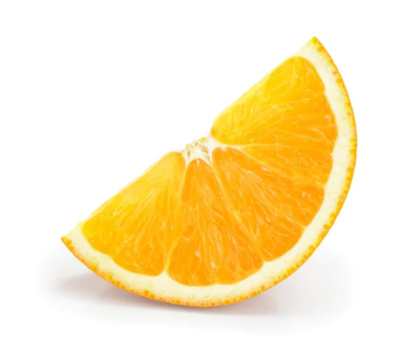 하얀 배경에 분리되어 있는 오렌지 열매 조각 — 스톡 사진