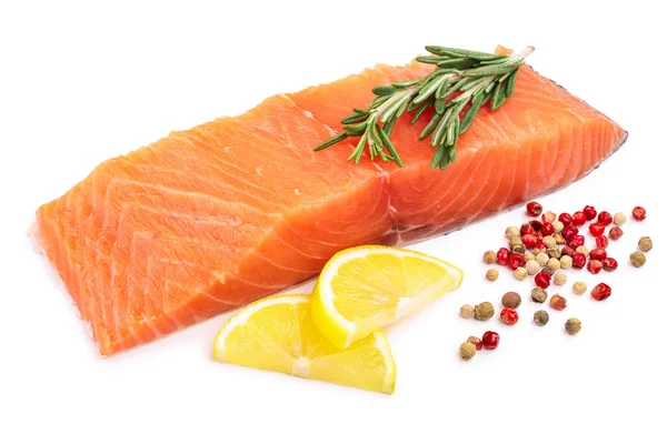 Филе из красной рыбы лосось с лимоном и розмарином изолированы на белом фоне — стоковое фото