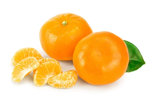 Mandarinen- oder Mandarinenfrüchte mit isolierten Blättern auf weißem Hintergrund — Stockfoto