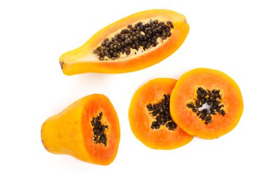beyaz bir arka plan üzerinde izole olgun dilim papaya. Üstten görünüm. Düz yatıyordu