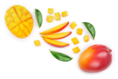 Mango meyve ve yarım dilimleri beyaz arka planda izole ile. Üst görünüm. Düz yatma