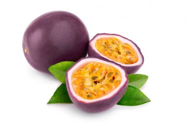 Tüm tutku meyve ve beyaz arka plan üzerinde izole yaprakları ile bir buçuk. İzole maracuya