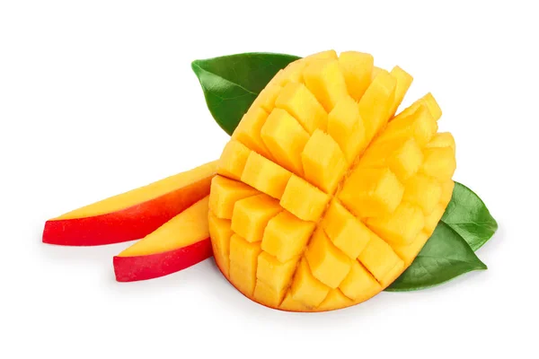Mitad de fruta de mango con hojas y rodajas aisladas sobre fondo blanco —  Fotos de Stock