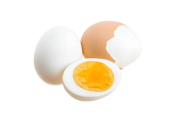 Vařené vejce a polovinu izolovaných na bílém pozadí — Stock fotografie