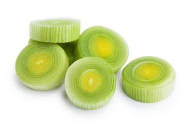 dilimlenmiş Leek sebze beyaz arka planda izole