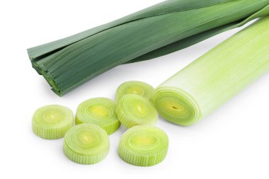 Beyaz arka planda izole dilimlenmiş pırasa sebze