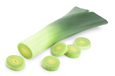 Beyaz arka planda izole dilimlenmiş pırasa sebze