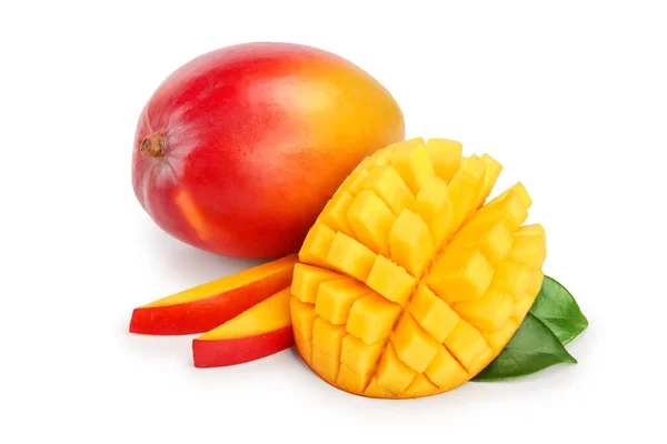 Owoce mango, połowa z liści i plasterki na białym tle na białe tło zbliżenie — Zdjęcie stockowe