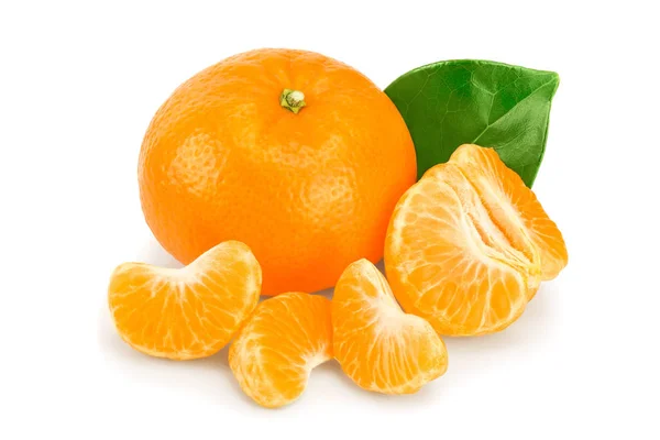 Frutas de tangerina ou tangerina com folhas isoladas sobre fundo branco — Fotografia de Stock