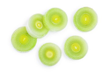 Beyaz arka planda izole edilen Leek sebze dilimlenmiş. Üst görünüm. Düz yatma