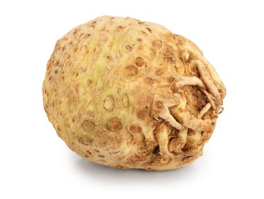 Beyaz arkaplanda izole edilmiş taze kereviz kökü