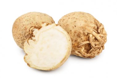 Beyaz arkaplanda izole edilmiş taze kereviz kökü