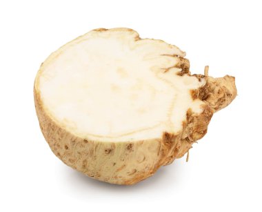 Beyaz arkaplanda yarı izole edilmiş taze kereviz kökü