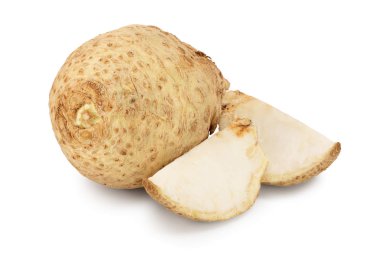 Beyaz arkaplanda izole edilmiş taze kereviz kökü