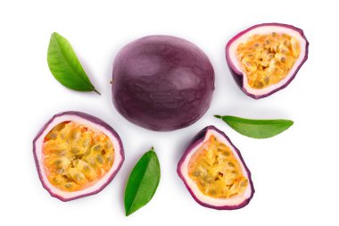 tutku meyve ve bir buçuk ile izole üzerinde beyaz arka plan var. İzole maracuya. Üstten görünüm. Düz yatıyordu