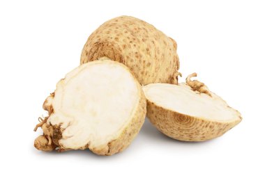 Beyaz arkaplanda izole edilmiş taze kereviz kökü