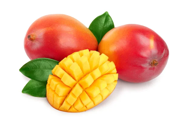 Owoce mango, połowa z liści i plasterki na białym tle na białe tło zbliżenie — Zdjęcie stockowe