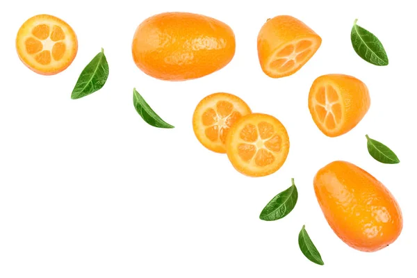 Cumquat o kumquat con rebanadas aisladas sobre fondo blanco con espacio de copia para su texto. Vista superior. Puesta plana — Foto de Stock