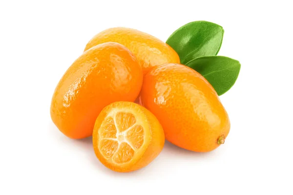 Cumquat ou kumquat com metade isolado sobre fundo branco — Fotografia de Stock