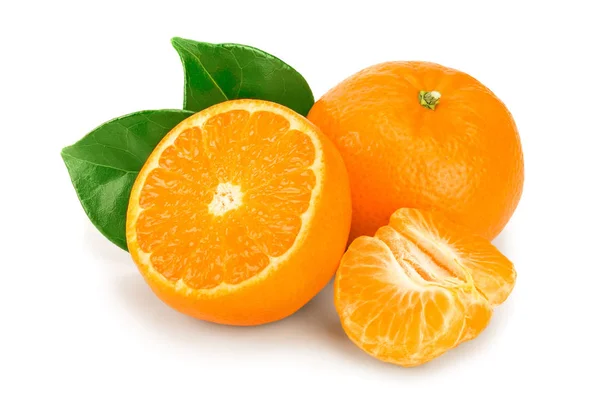 Tangerine atau buah mandarin dengan daun terisolasi pada latar belakang putih — Stok Foto