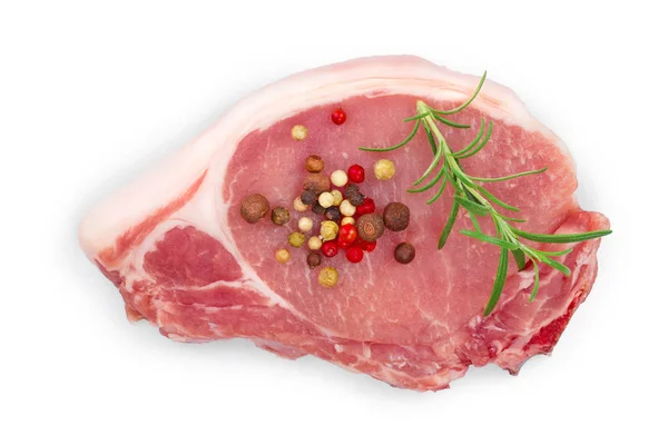 Carne de cerdo cruda en rodajas con romero aislado sobre fondo blanco. Vista superior. Puesta plana — Foto de Stock