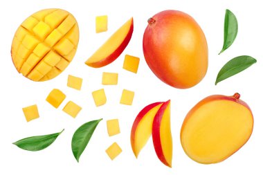 Mango meyve dilimleri yarısıyla üzerinde izole arka plan beyaz. Küme veya koleksiyon. Üstten Görünüm. Düz yatıyordu